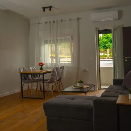 Neli - One Bedroom